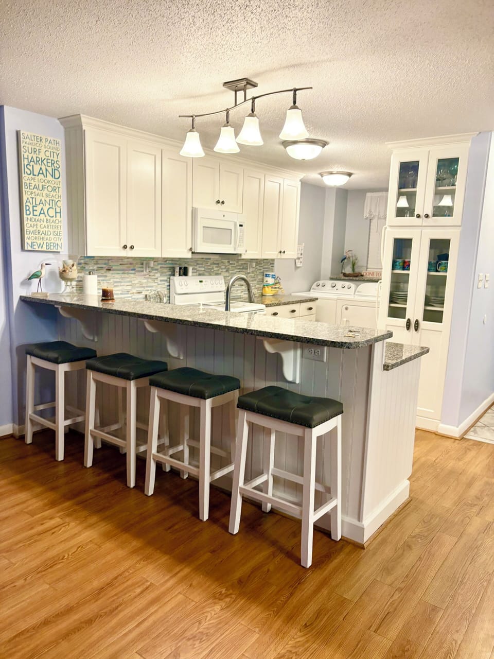 Kitchen with breakfast bar