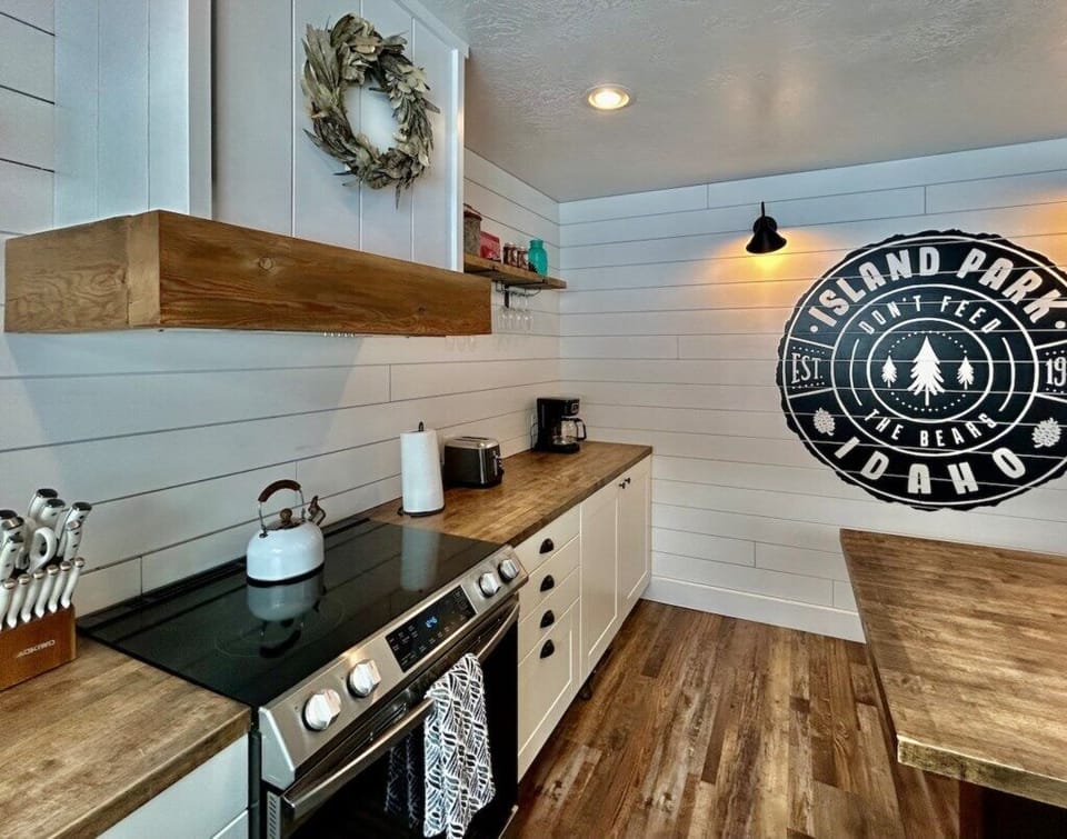 Full kitchen image 2