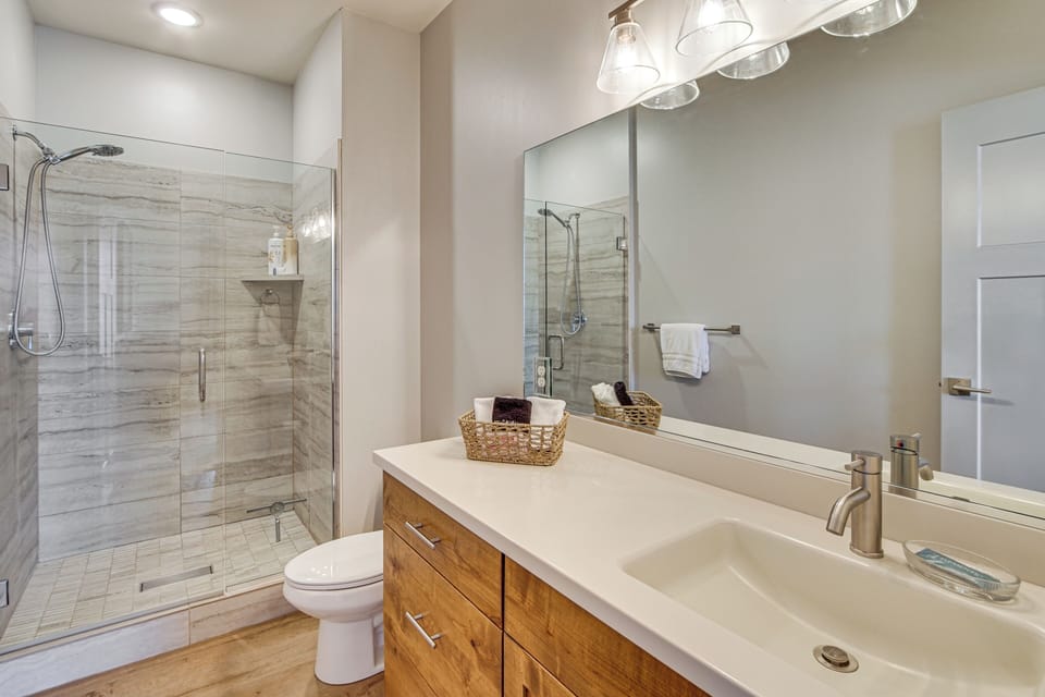 Full Bathroom | 2nd Floor