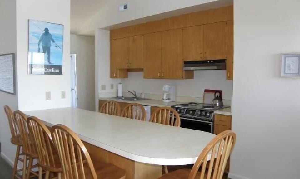 Kitchen & Bar Area
