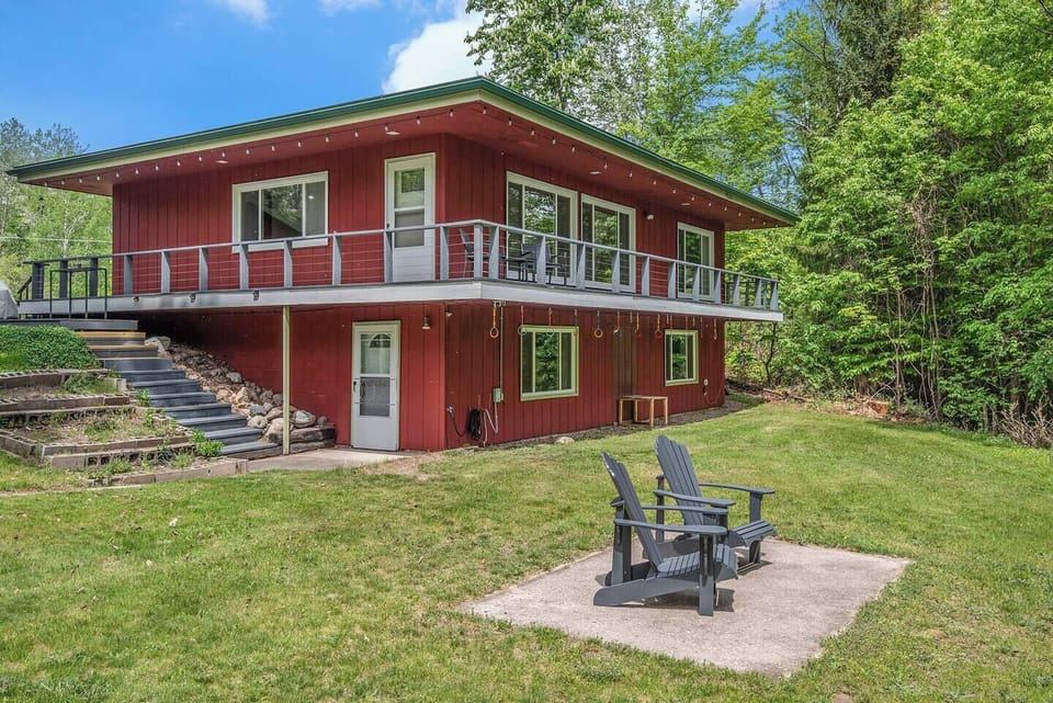 Private wooded retreat ¼ mile from Lake Charlevoix
