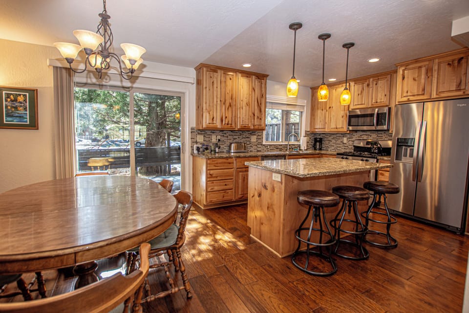 Lake Forest 142 - Dining Area and Kitchen