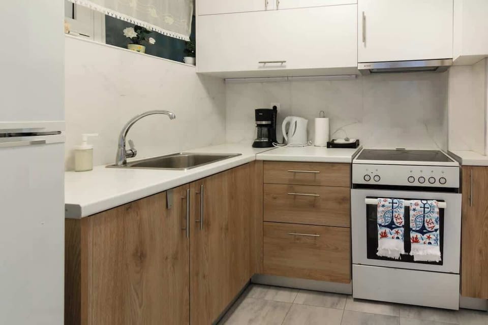 Fully equipped kitchen with modern appliances and everything needed to prepare meals during your stay. Guests can easily cook breakfast, snacks, or dinner in a comfortable and functional environment