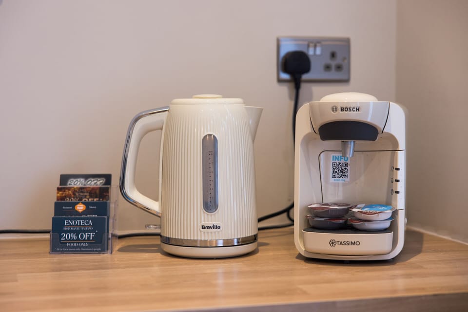 Studio with kettle and coffee machine for your convenience.