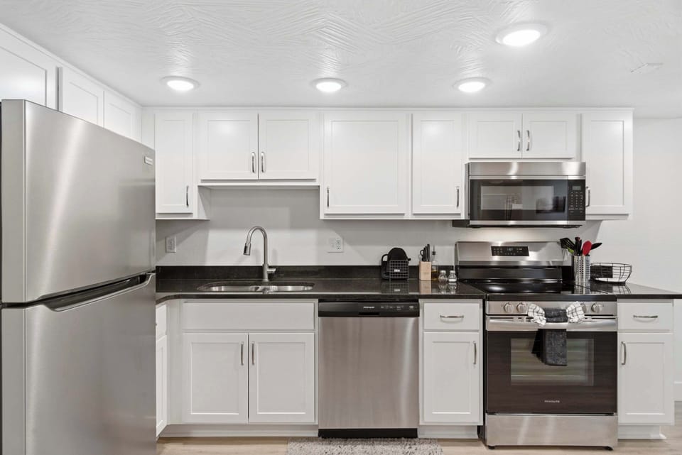 The open kitchen is well equipped for an unforgettable getaway​