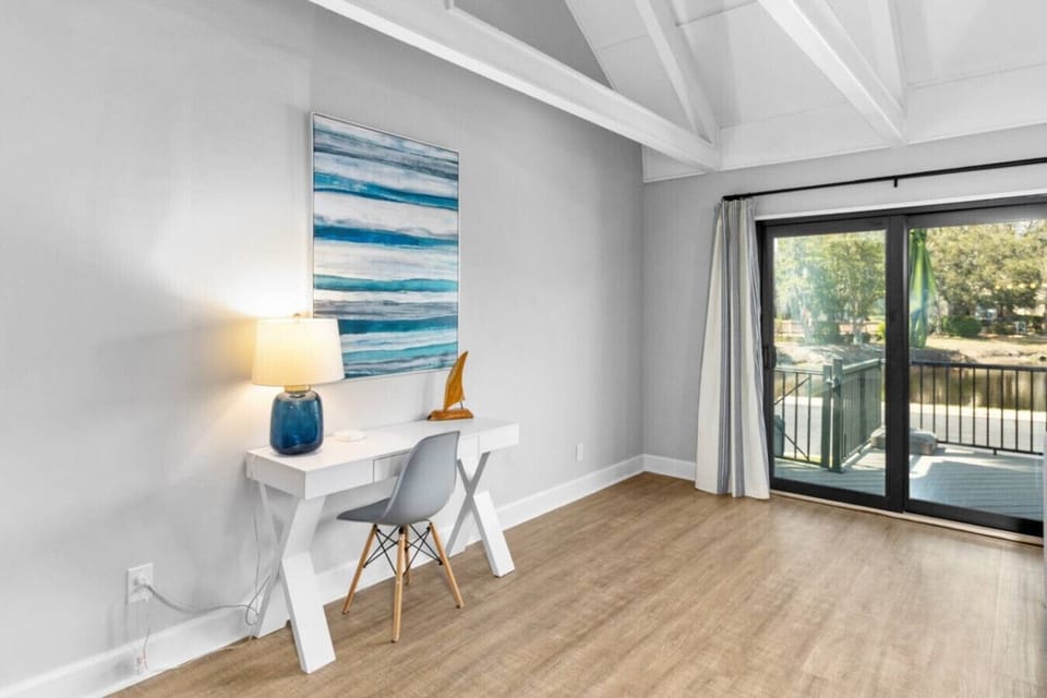 If you must work, desk space in 691 Queens Grant