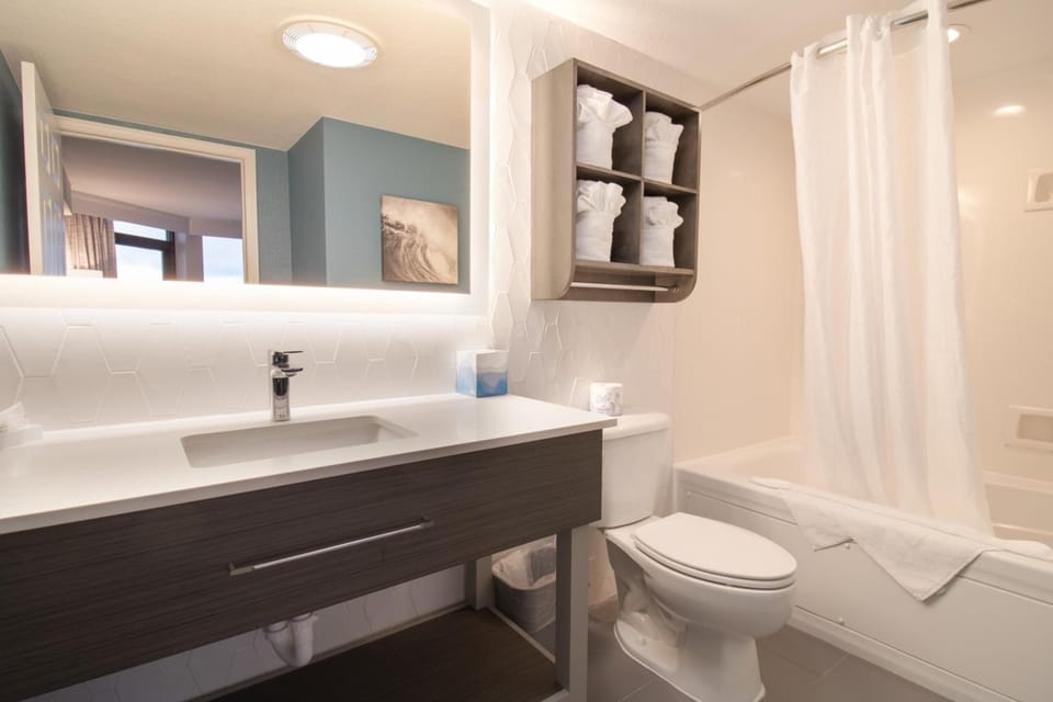 Refresh easily in a spotless bath with glowing mirror light.