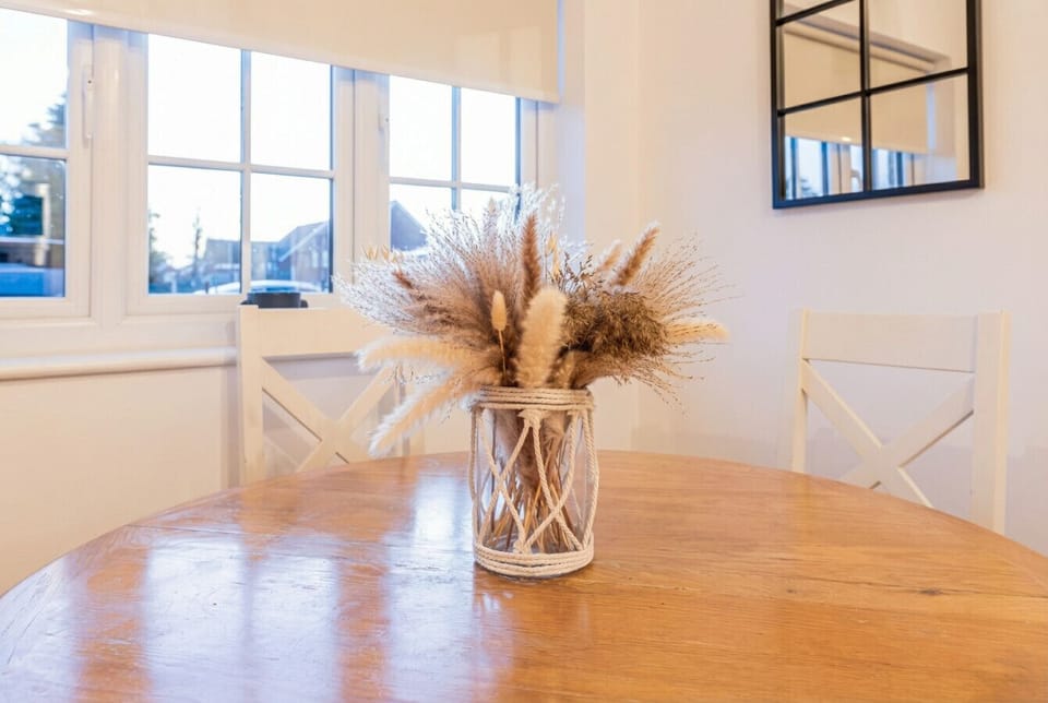 Warm dried-grass centrepiece on the dining table adds a homely, styled touch guests always notice.