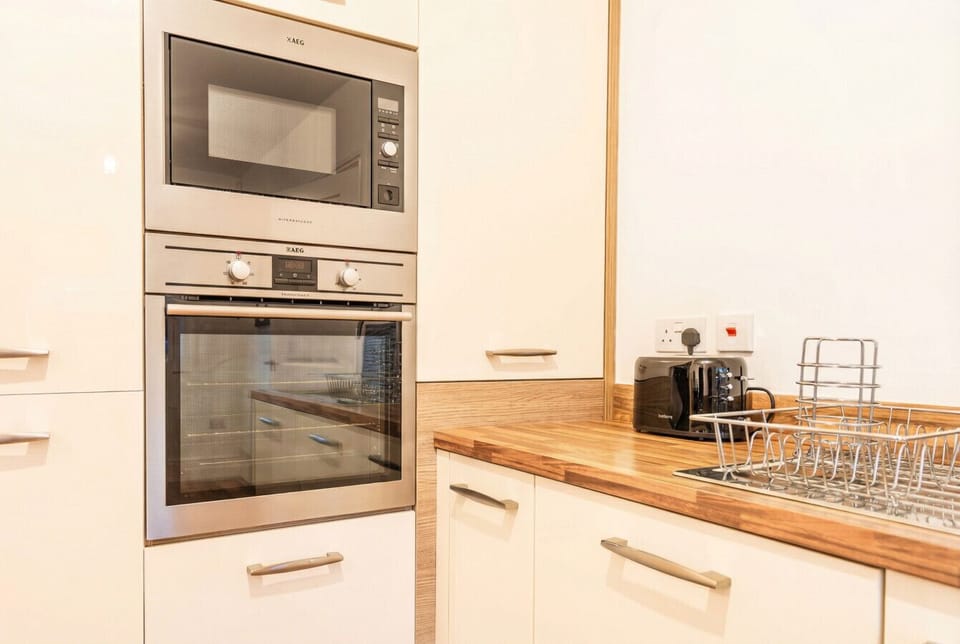 AEG built-in double oven and microwave mean you can cook proper meals without missing a thing at home.