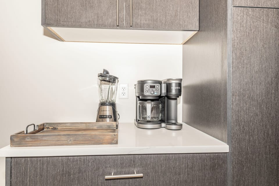 Appliances available for morning coffees and beverages in the blender