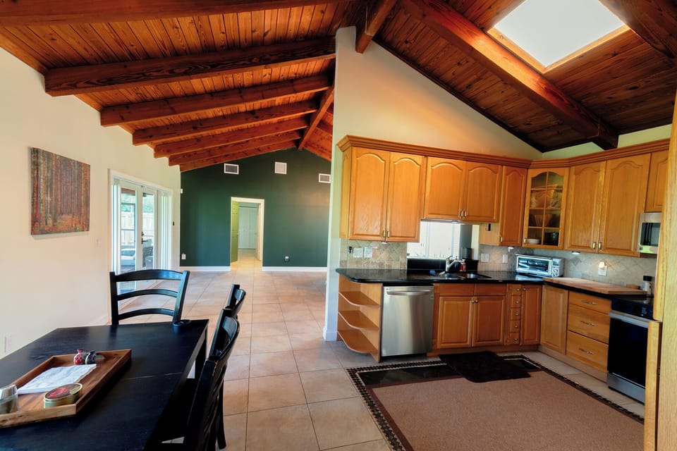 Kitchen / Dining
