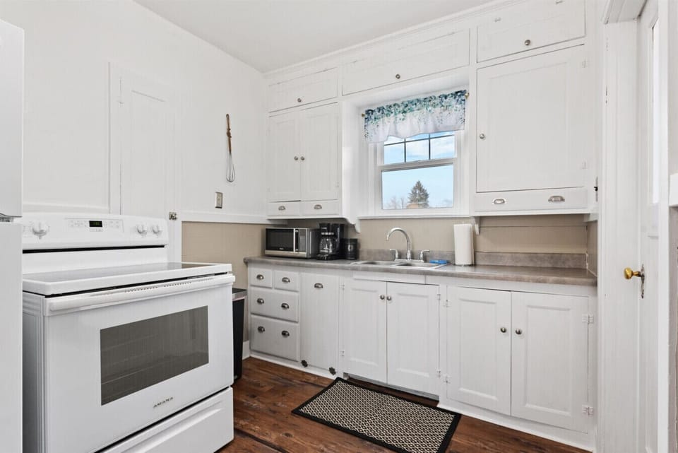 Vintage feel with modern appliances!