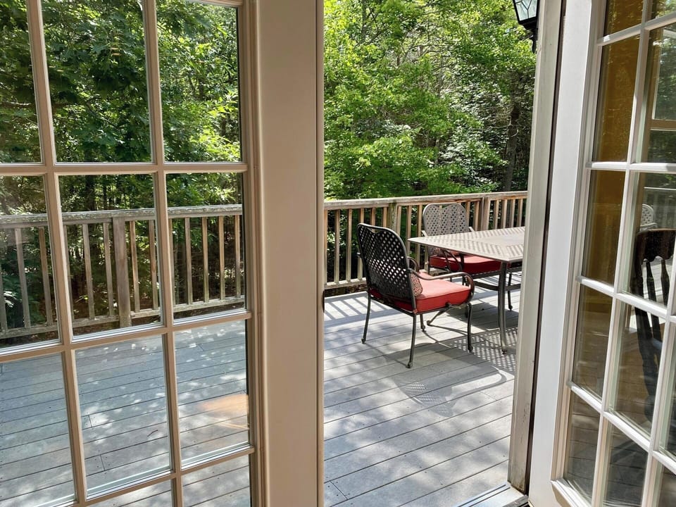 Enjoy a comfortable meal outdoors, immersed in nature!