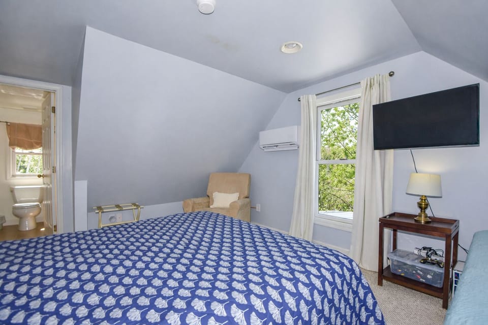Upper-Level Bedroom/Bathroom