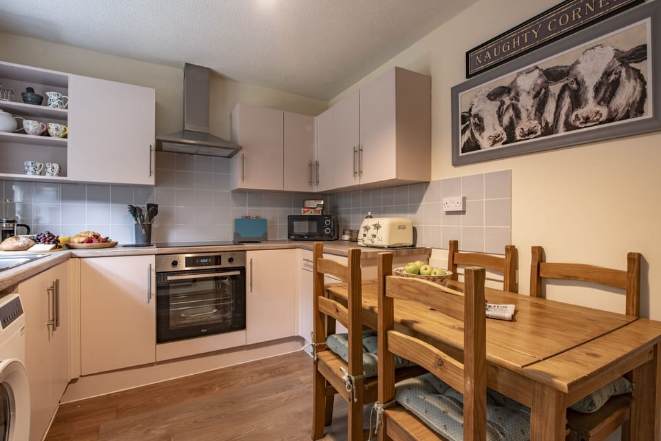 Boar Edge Cottage, Richmond: Well-equipped kitchen with dining table and chairs