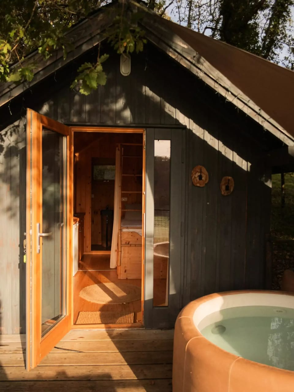 Outdoor spa tub