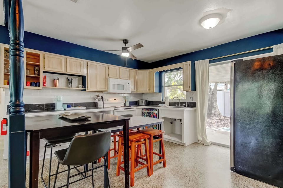 Full kitchen with dining for 4
