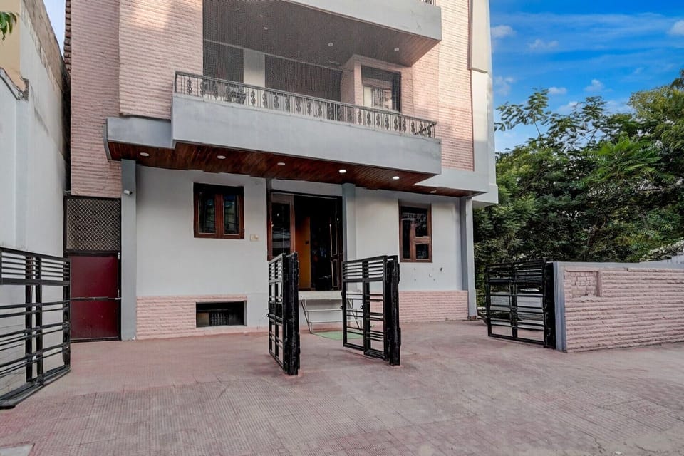 Entrance / Reception