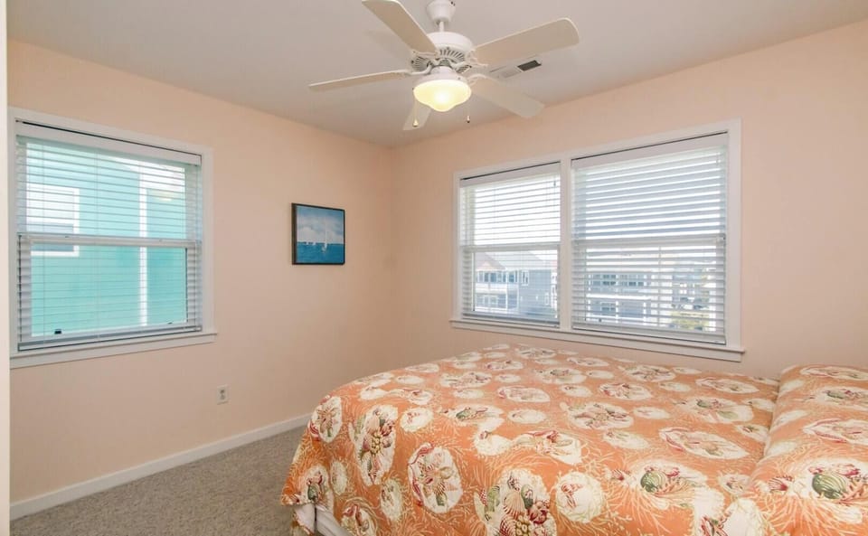 Top Floor Streetside Queen Bedroom II