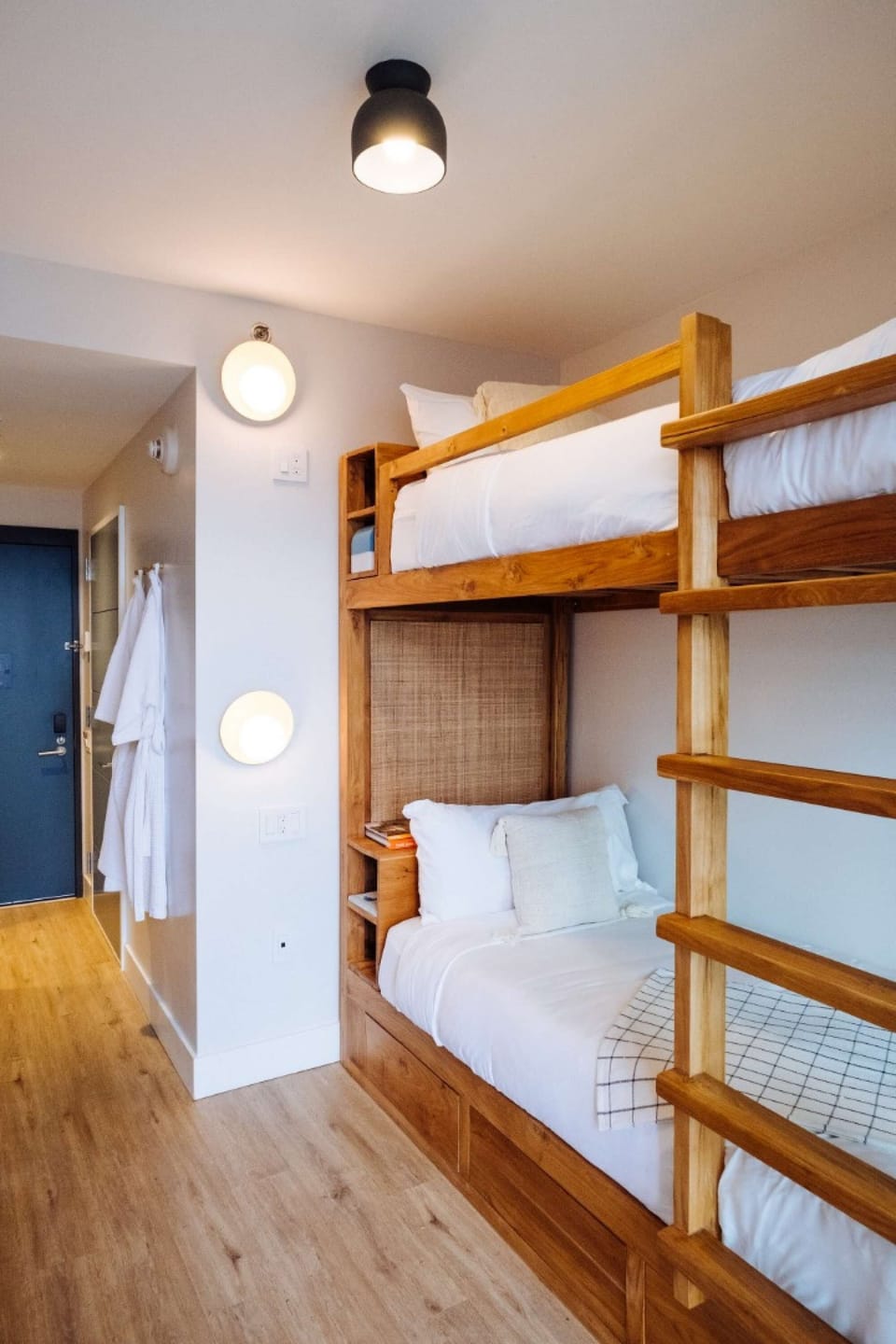 Bunk Room Ocean view with Terrace - Built-in bunks with ladder and white linens