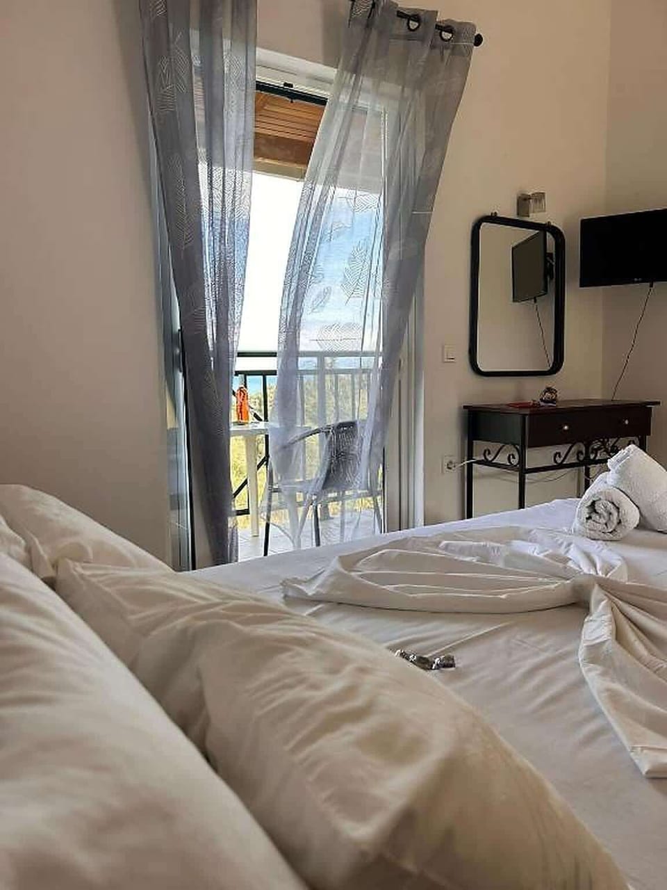 Open-plan studio featuring a double bed and a private balcony with beautiful sea views.