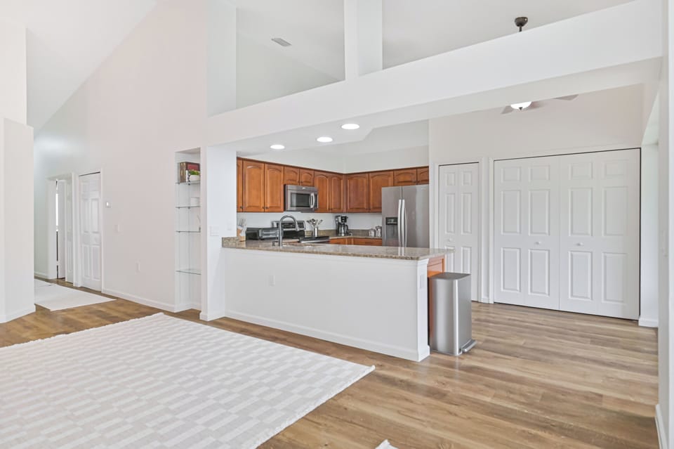 FL203 - Fully equipped kitchen and laundry station with washer and dryer