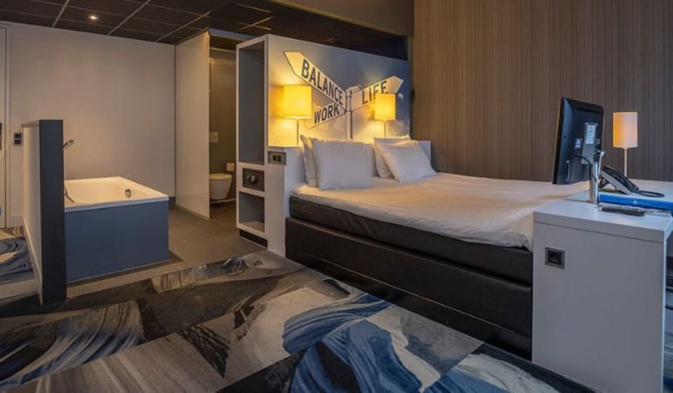 Unit with 1 King Bed