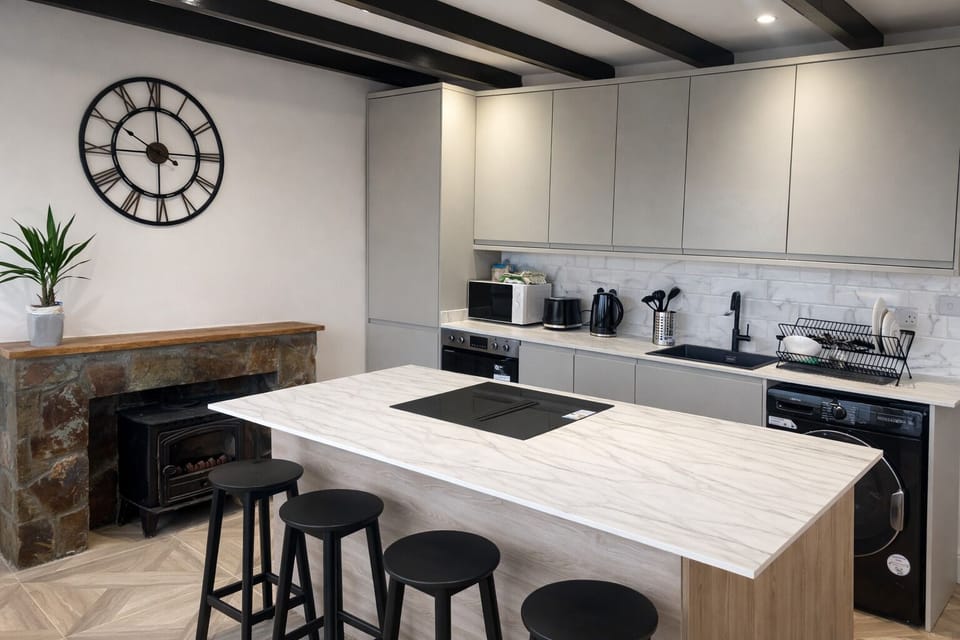 The fully equipped kitchen provides everything needed for a comfortable stay, with modern appliances, ample workspace and all essential cookware. Whether preparing breakfast before a coastal walk or enjoying a relaxed evening meal, the kitchen is designed for convenience and ease.