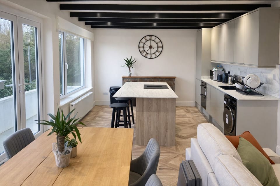 The fully equipped kitchen provides everything needed for a comfortable stay, with modern appliances, ample workspace and all essential cookware. Whether preparing breakfast before a coastal walk or enjoying a relaxed evening meal, the kitchen is designed for convenience and ease.