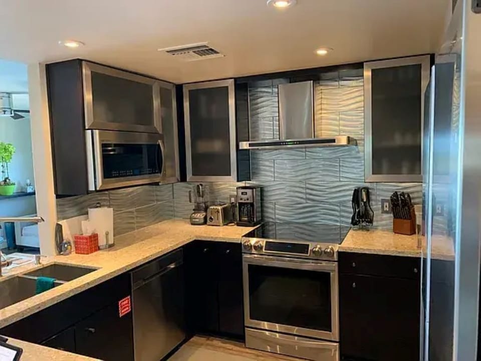 Fully equipped kitchen. Granite counters. New dishwasher.