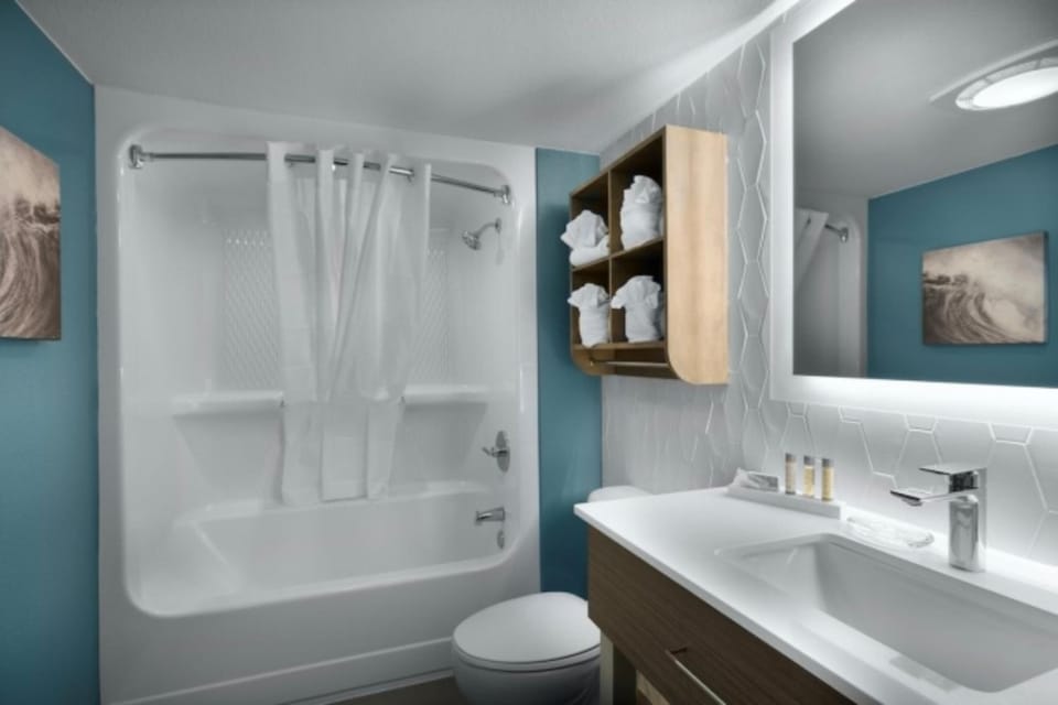 Rinse off comfortably after the beach in a spotless bath.