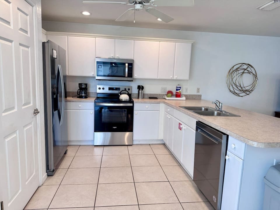 Beautiful kitchen, packed with all the essentials to have a nice dinner with family and friends