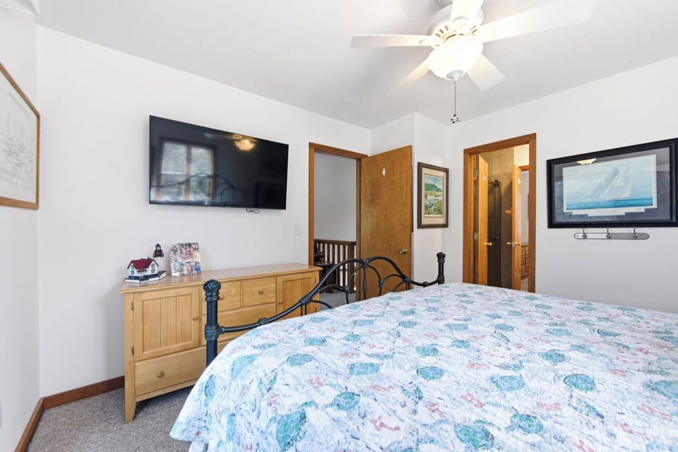 NH256: Pookie's and Bubba's Cottage | TL Bedroom 3 - King, Shared Bath, Deck Access