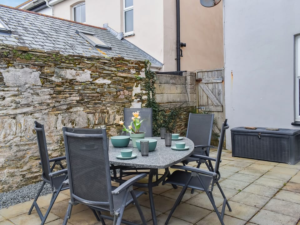 Sitting-out-area | Irisdene, Tintagel