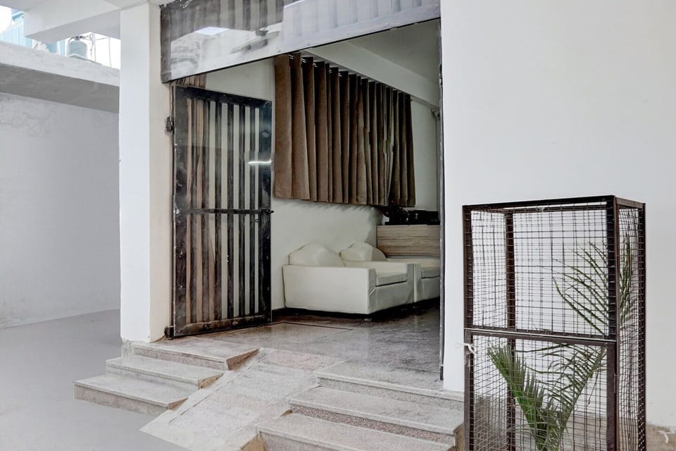 Entrance / Reception