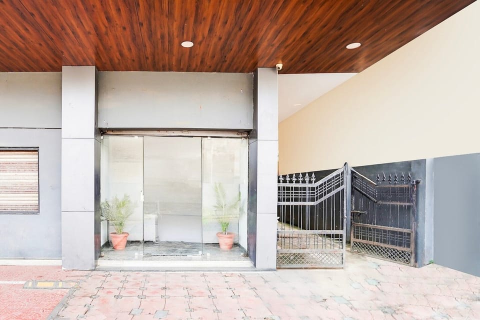 Entrance / Reception