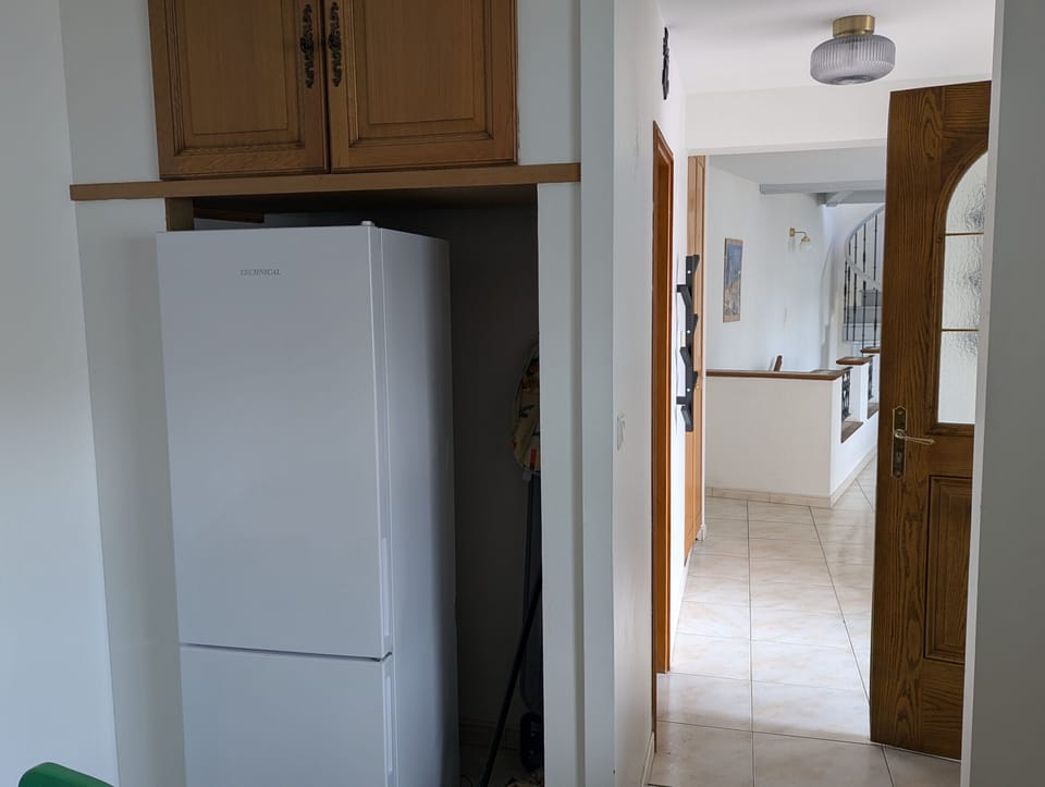Independent kitchen with fridge and freezer