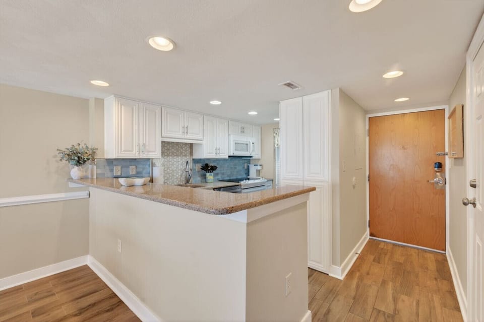 Easy flow from entry to kitchen to living.
