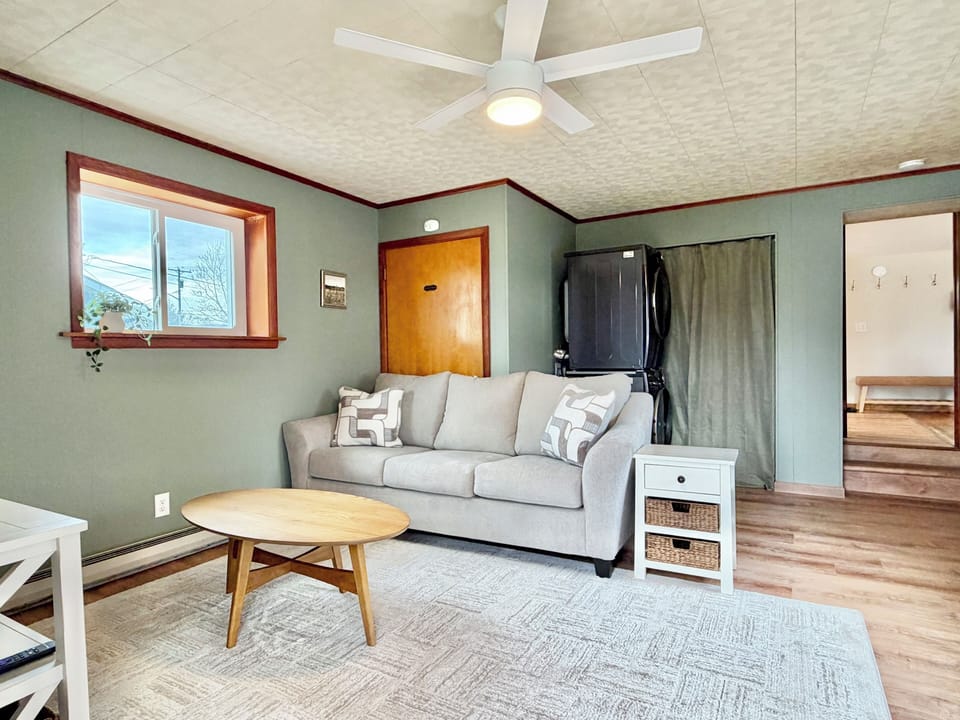 Second living space—great for kids or groups