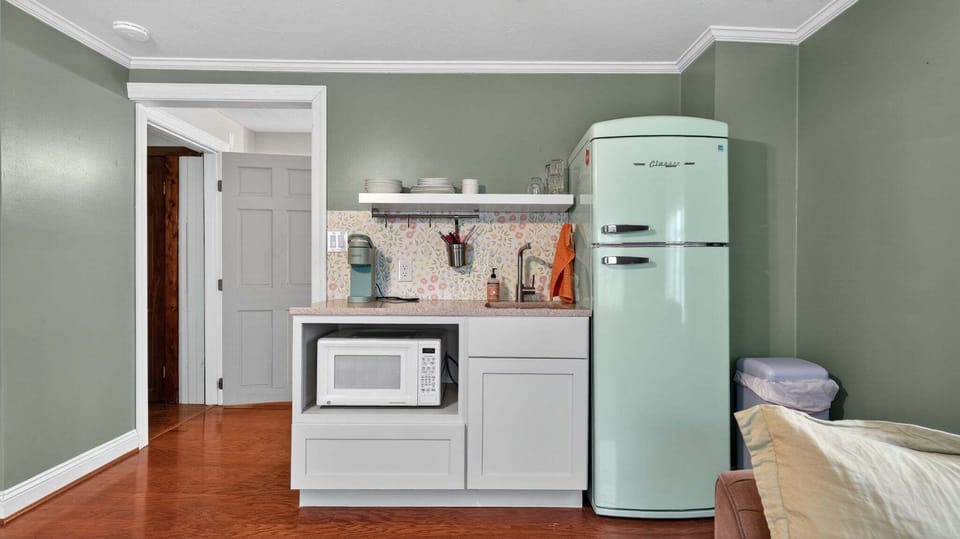 Indoors, Appliance, Microwave, Oven, Refrigerator