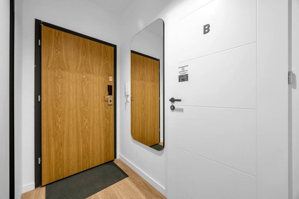 Secure & Stylish Entrance with Full-Length Mirror | Book Now with RENTUJEMY.COM