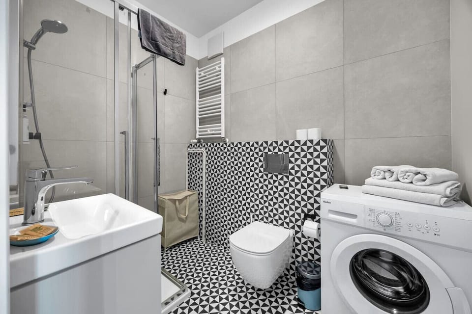 Modern Bathroom with Walk-In Shower & Washing Machine | Book Now with RENTUJEMY.COM