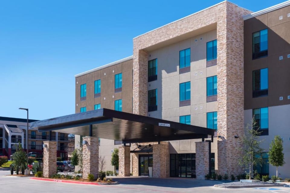 Arrive with ease under the covered entrance and porte-cochère.