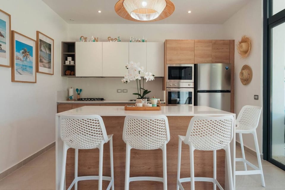 Fully equipped kitchen with a breakfast bar and seating—great for quick meals, coffee in the morning, or casual dining.