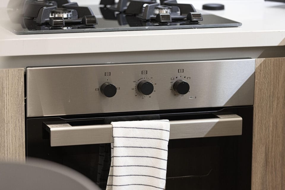 Modern built-in oven and gas hob, perfect for effortless home-cooked meals during your stay