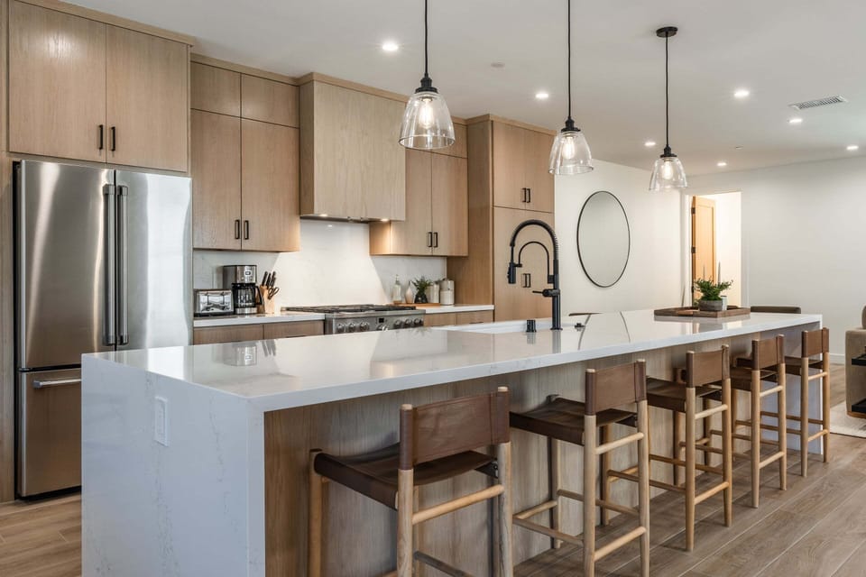Gourmet Fully Equipped kitchen with 5 stools at the  kitchen island
