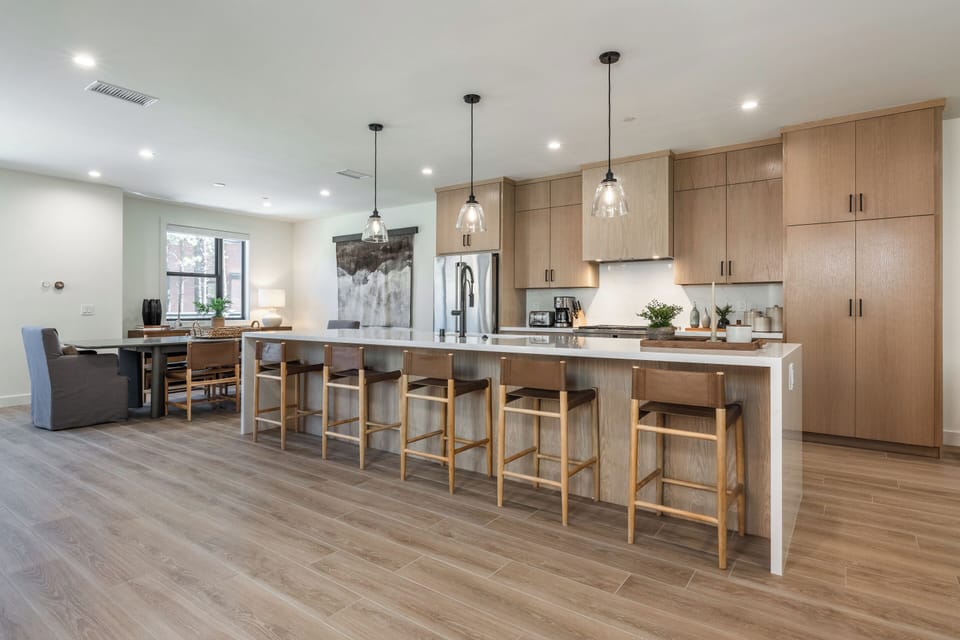 Gourmet Fully Equipped kitchen with 5 stools at the  kitchen island