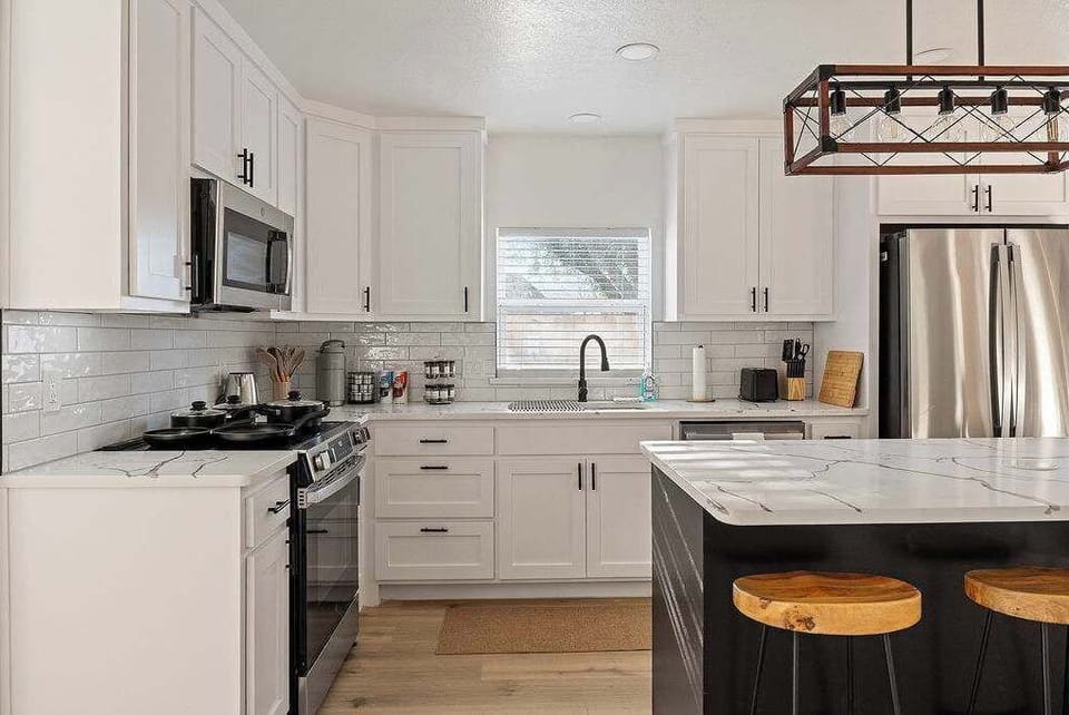 Modern Chef’s Kitchen
Stainless steel appliances and sleek cabinetry for effortless cooking.