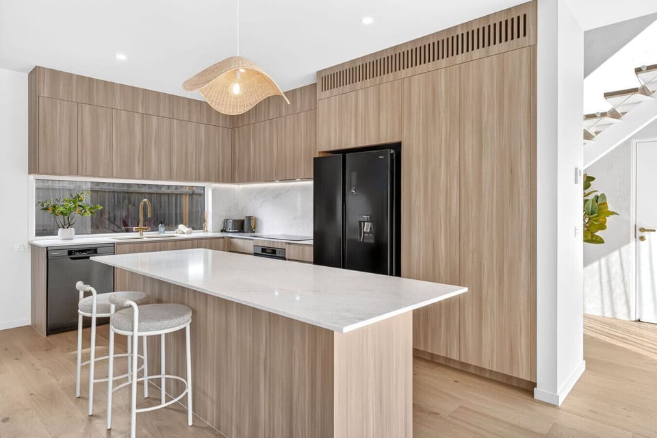 ✨ Spacious kitchen with a large island bench and bar seating—ideal for casual dining and socializing.
