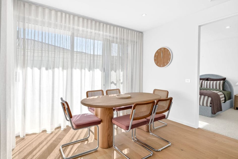 🍽️ Light-filled dining space with stylish seating—perfect for shared meals and relaxed gatherings.
